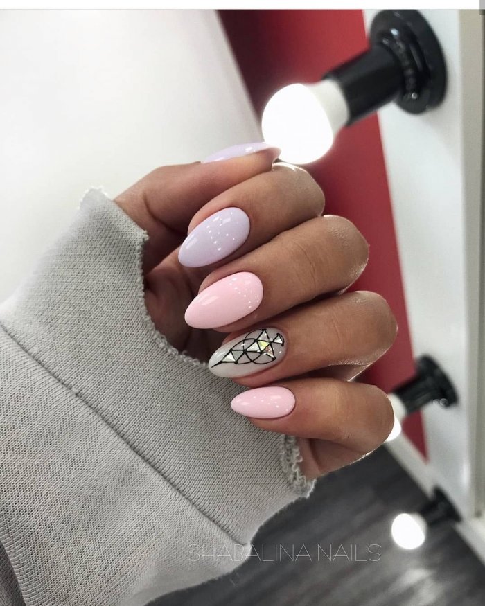 Красивый маникюр с веточкой