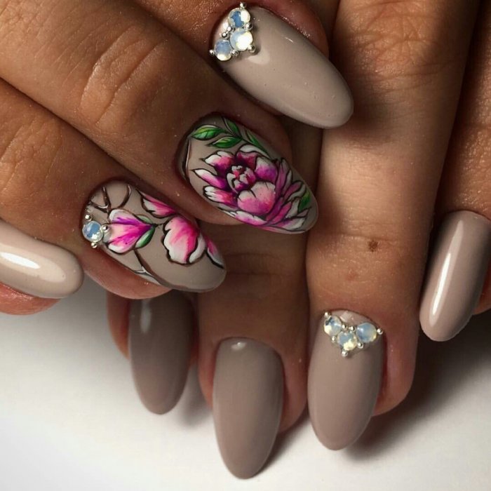 Маникюр с цветами