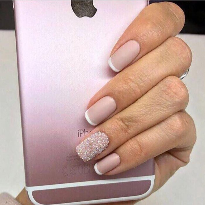 Маникюр с розочками