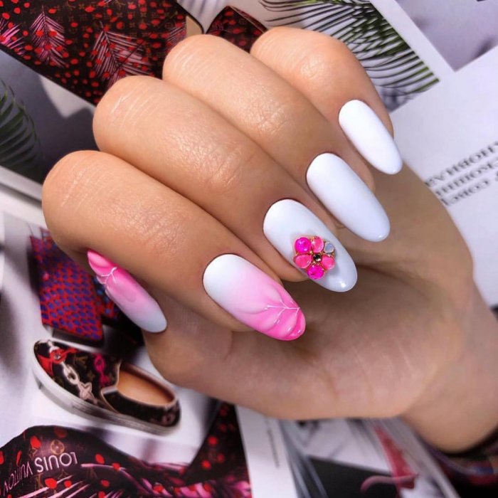 Маникюр с цветами нежный