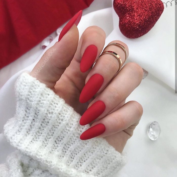 Красивый красный маникюр на короткие ногти