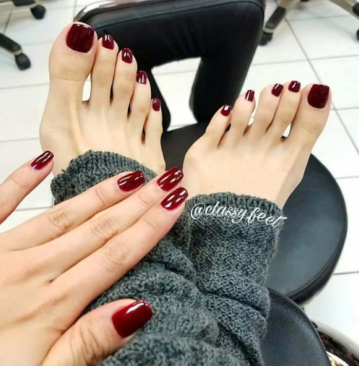 Красный маникюр на 8 марта