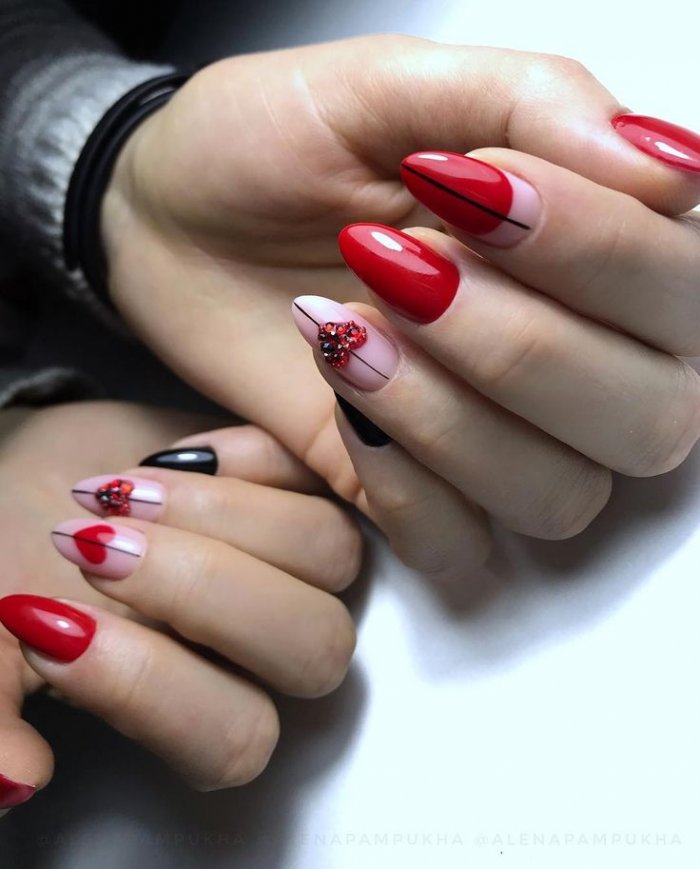 Красный маникюр с белыми цветами