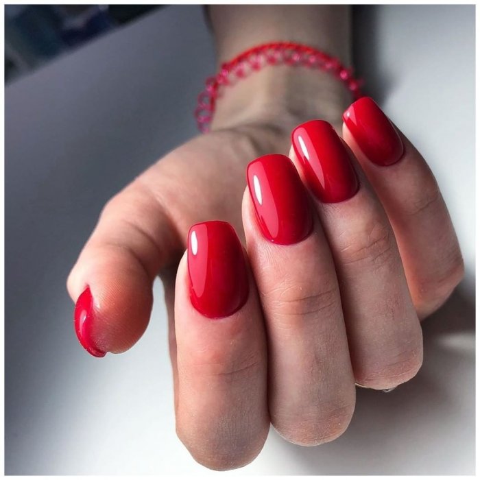 Маникюр на короткие ногти в красных тонах