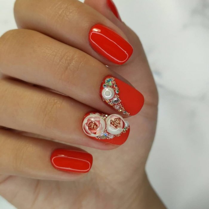 Маникюр красный овал