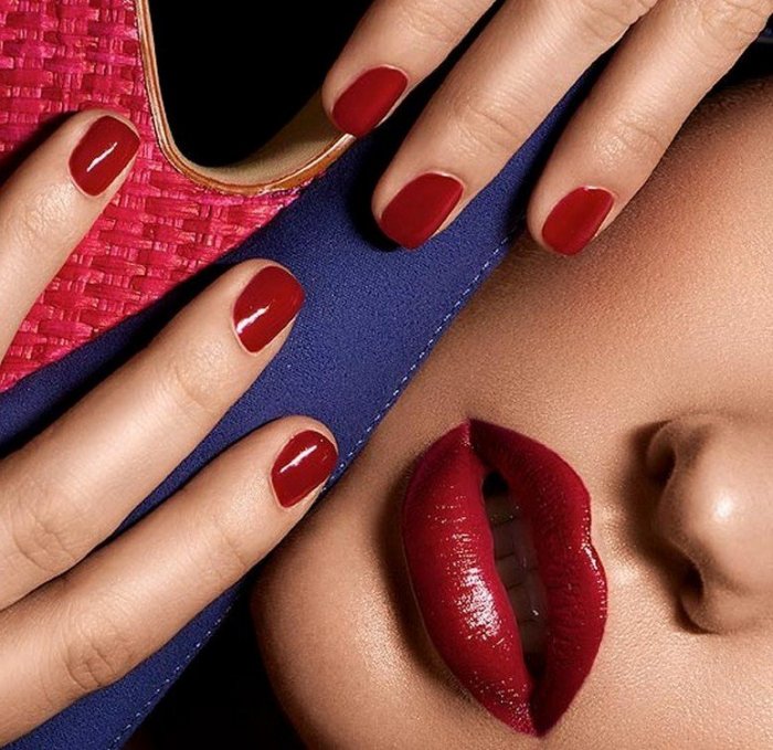 Красный маникюр с рисунком и стразами