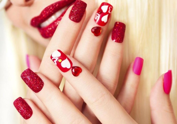 Красные ногти с тюльпанами