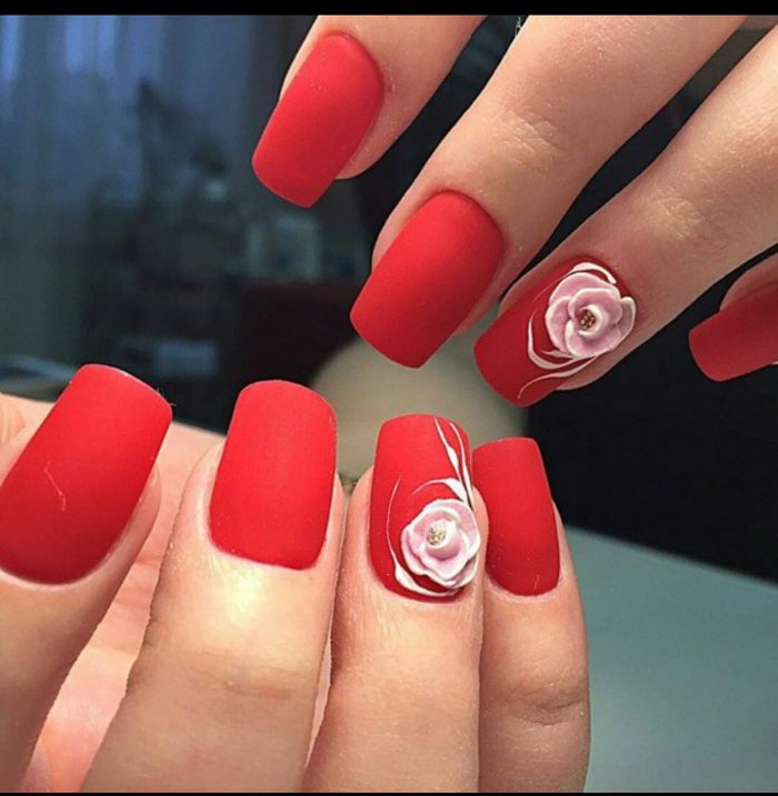 Красный маникюр