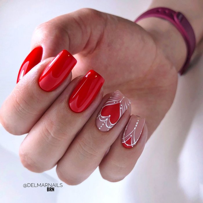 Красные ногти с цветочками