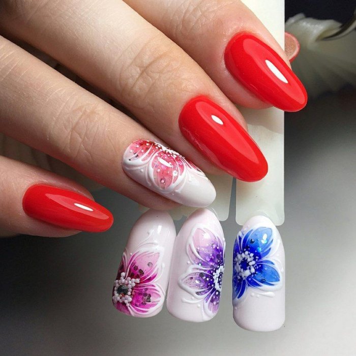 Красивый красный маникюр с цветами