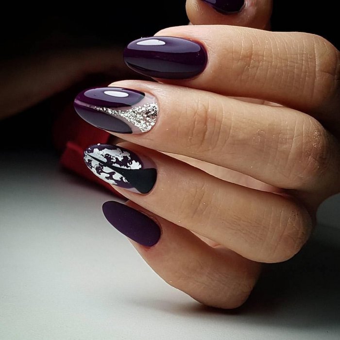 Темный маникюр с цветочками