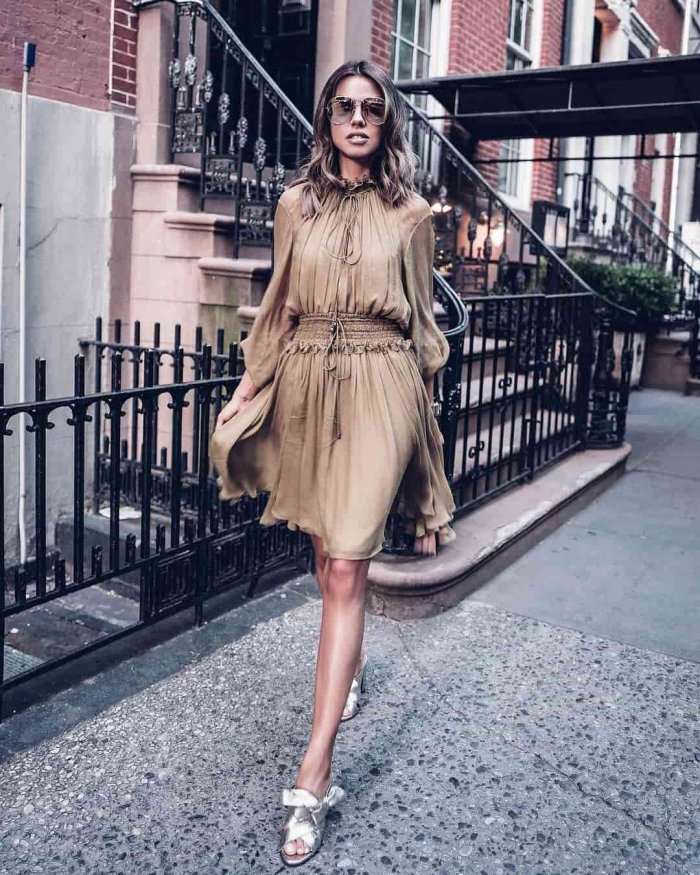 Девушка в платье в цветочек