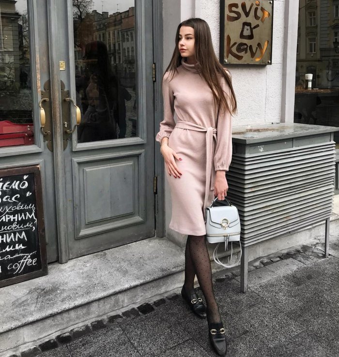 Стройная женщина в платье