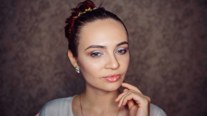 Яркая девушка