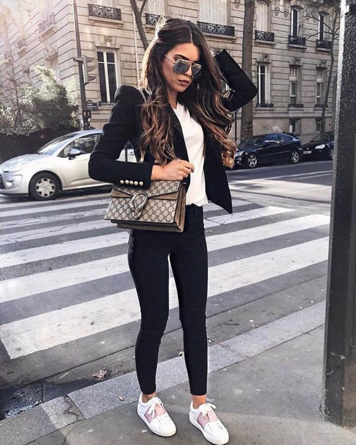 Лицо девушки в цветах