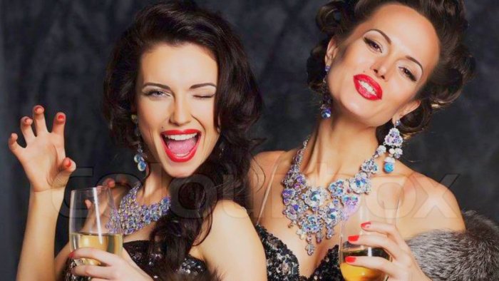 Девушка с цветком в волосах