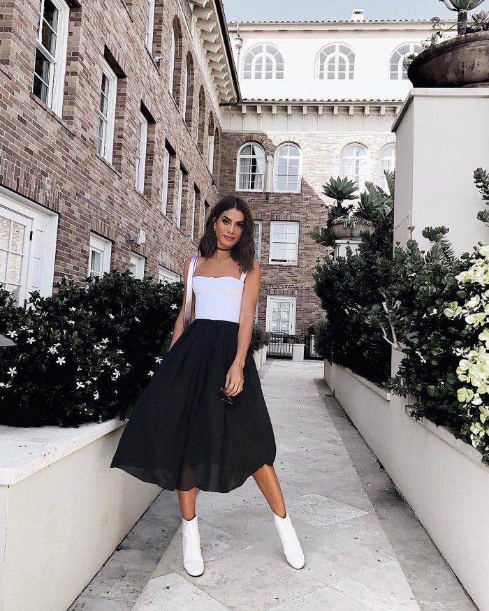 Девушка в пальто с цветами в руках