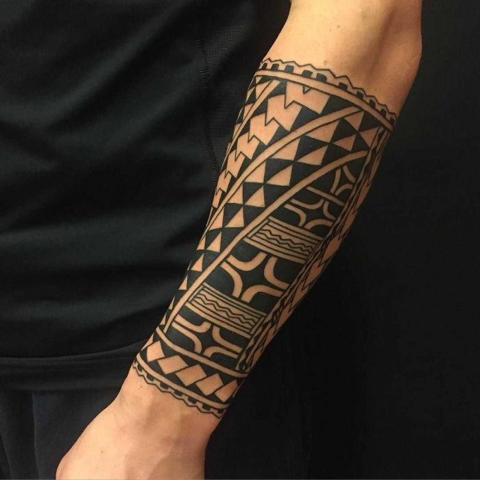 Тату нож на предплечье