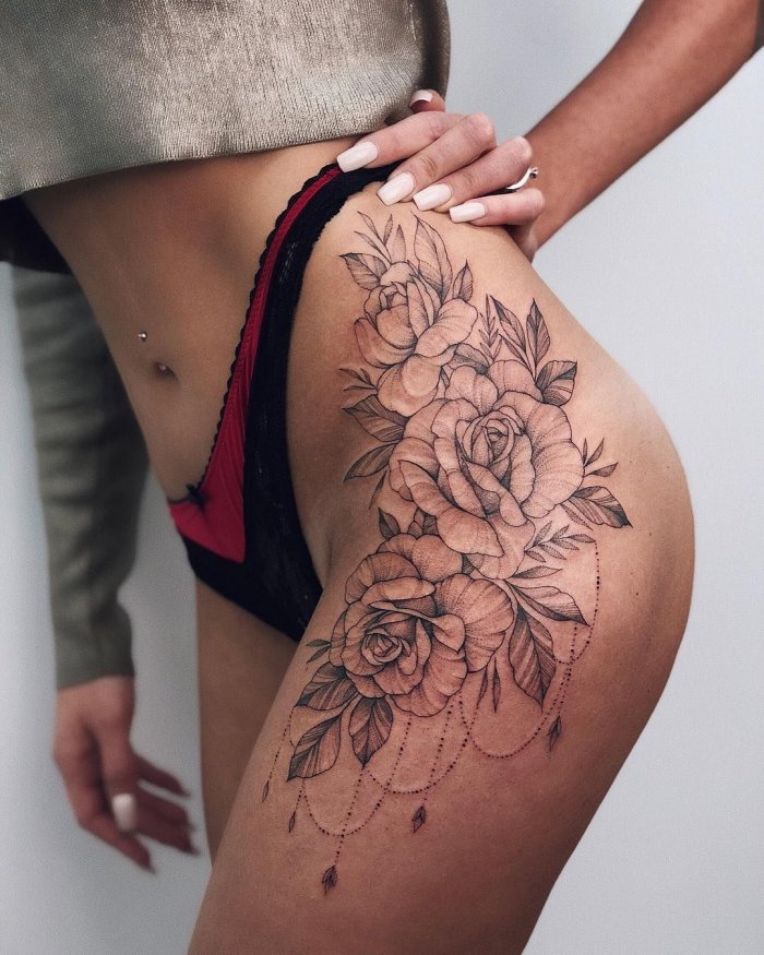 Тату на бедре