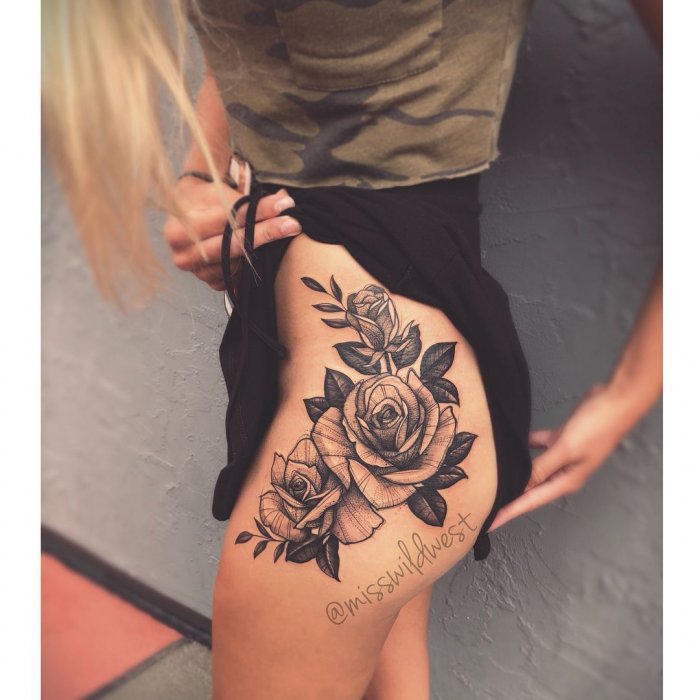 Тату на бедре