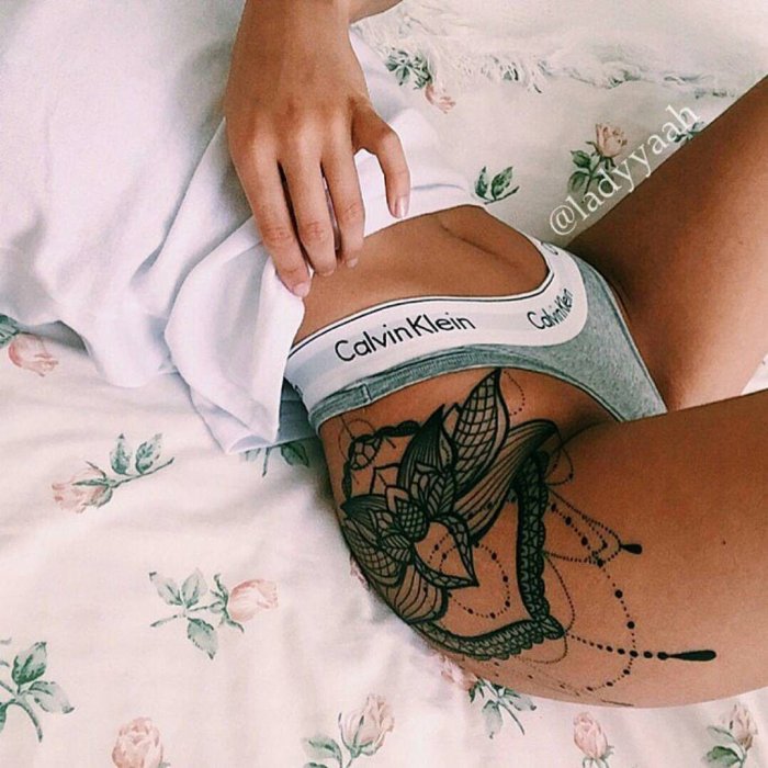 Тату на бедре