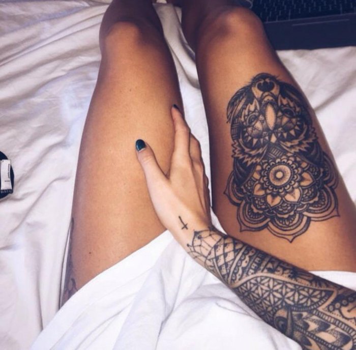 Тату на бедре