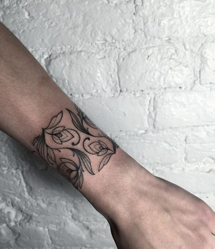 М мужские тату на запястье