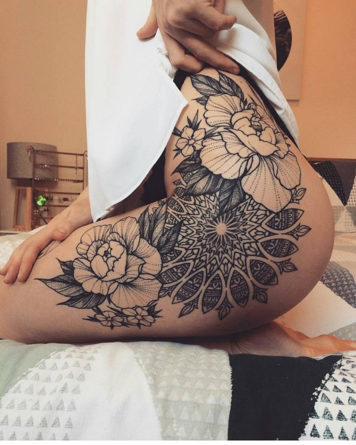 Тату на бедре женские