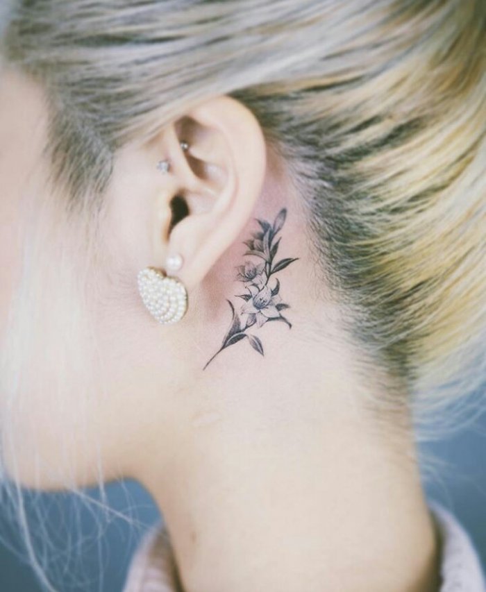 Тату на шее для девушек
