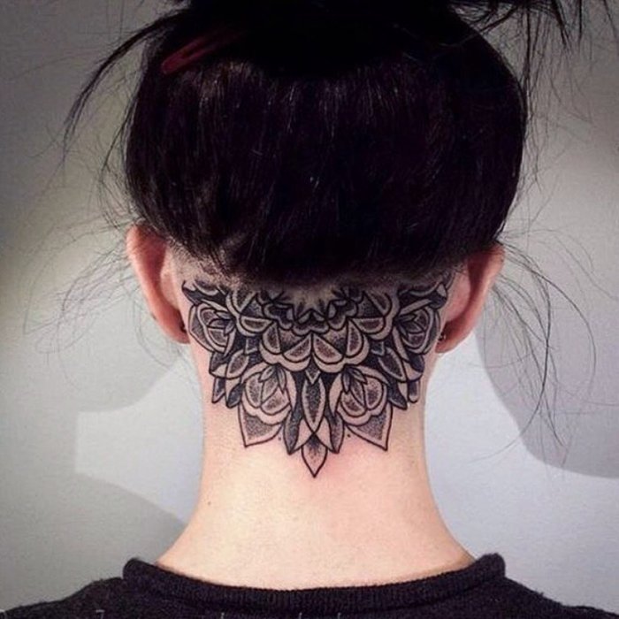Женские тату на шее сзади
