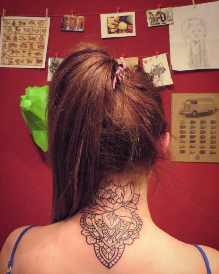 Тату на шее для девушек