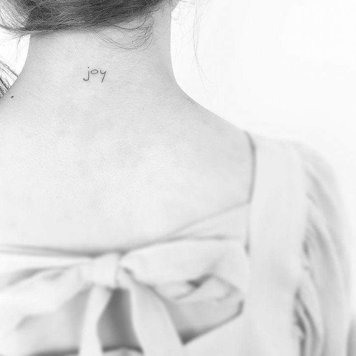 Тату на шее для девушек спереди