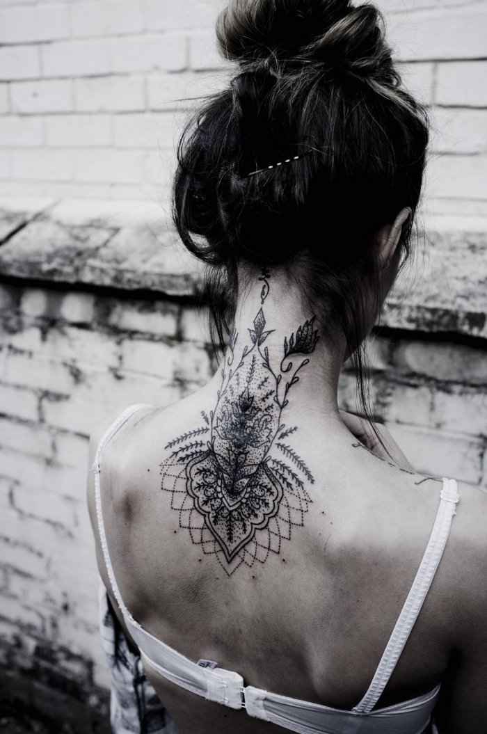 Тату на шее сзади