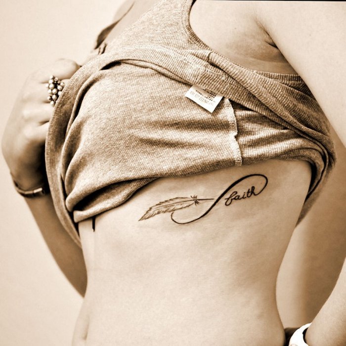 Тату на ребрах у девушек маленькие