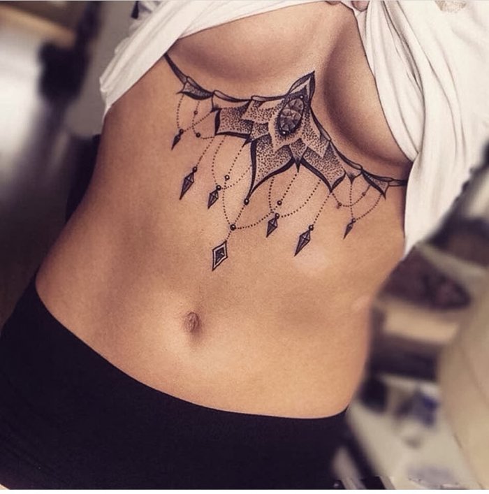 Тату на ребрах