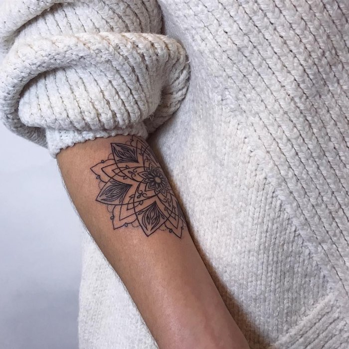 Тату нож на предплечье