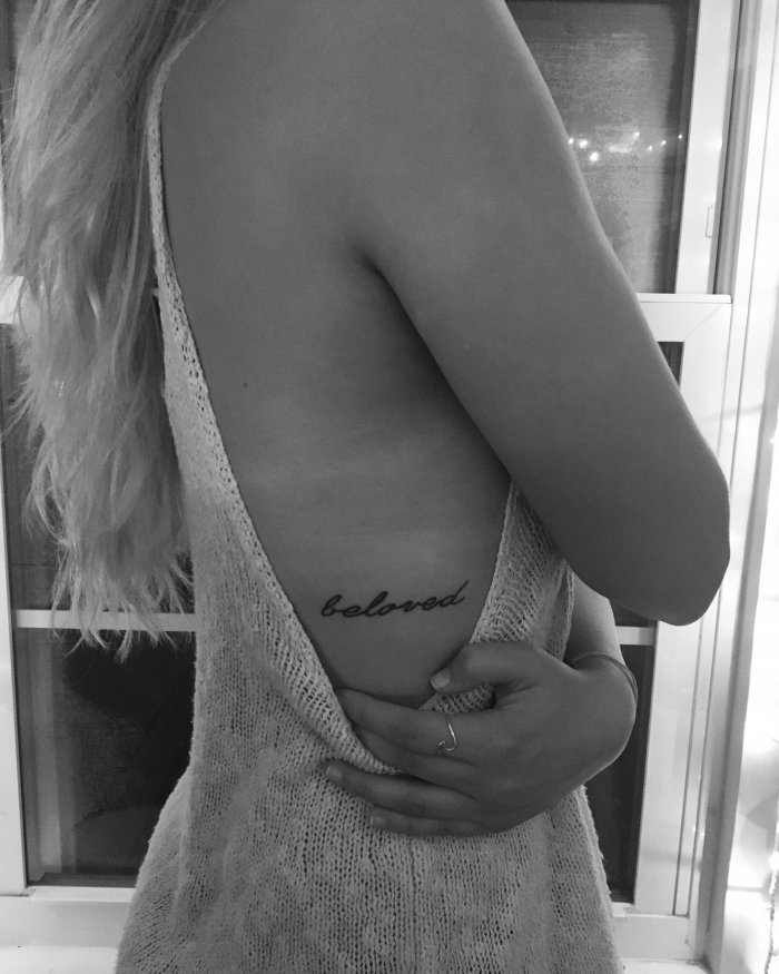 Тату под грудью сбоку