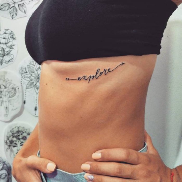 Тату на ребрах