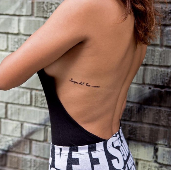 Тату на ребрах