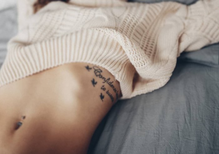 Тату на ребрах небольшие