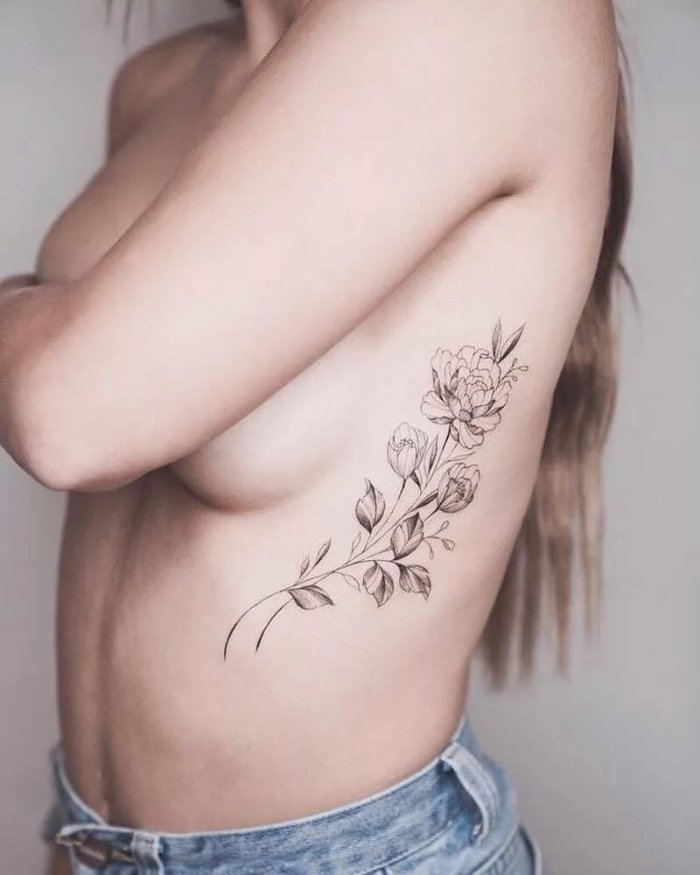 Маленькая тату на ребре у девушек