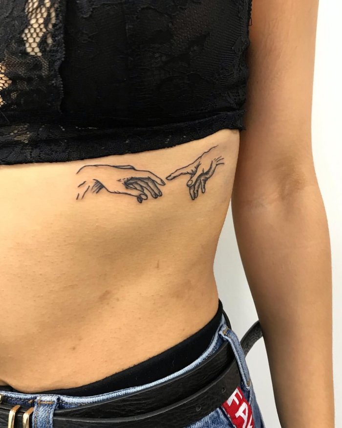 Тату на ребрах