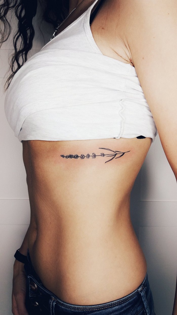 Тату на ребрах женские