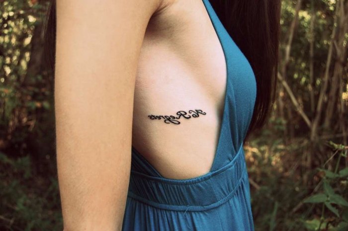 Небольшие тату на ребрах женские