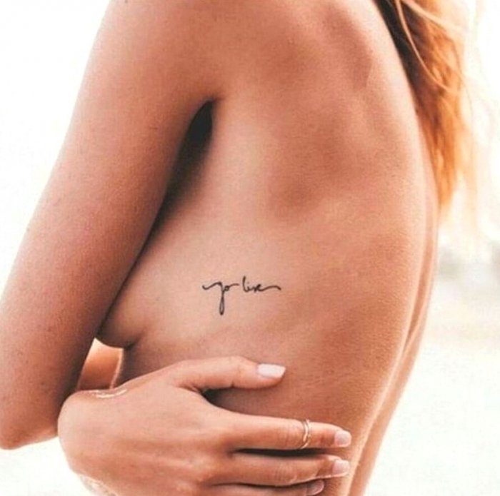 Тату на боку