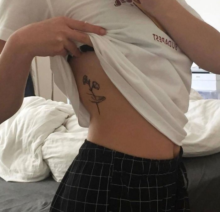 Небольшие тату для девушек на ребрах