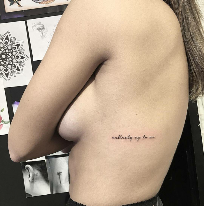 Татуировка на ребрах женские