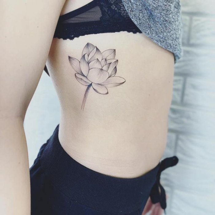 Тату на ребрах