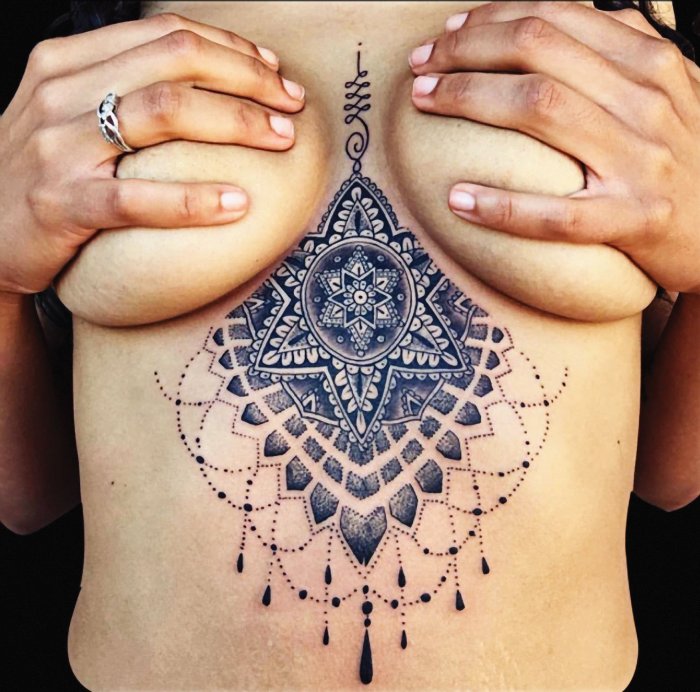 Тату под грудью