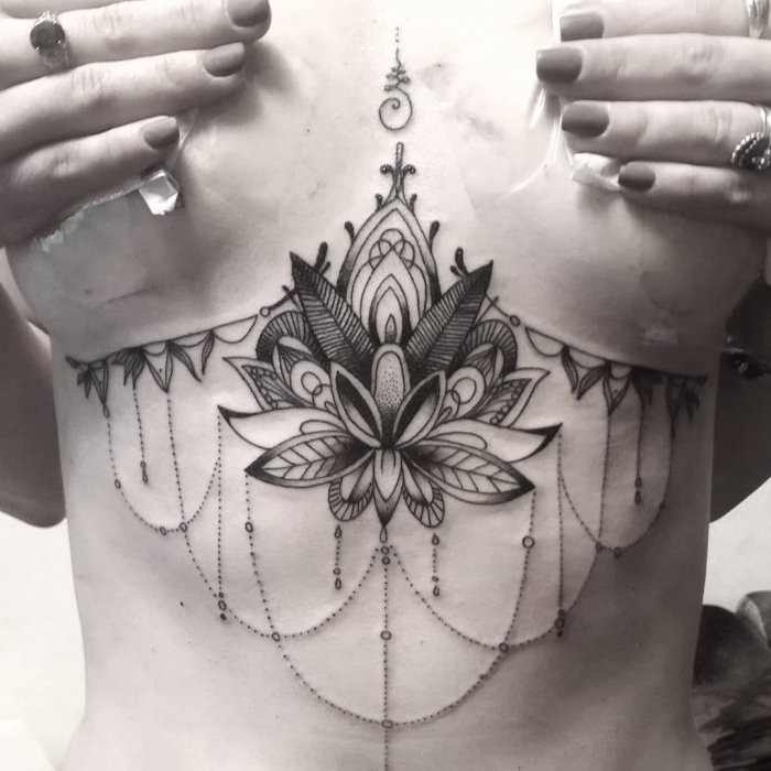 Тату на грудине у девушек